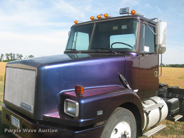 image for item DE2949 1994 White Gmc WG semi truck