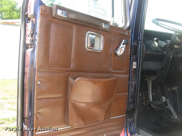 image for item DE2949 1994 White Gmc WG semi truck