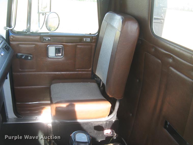 image for item DE2949 1994 White Gmc WG semi truck