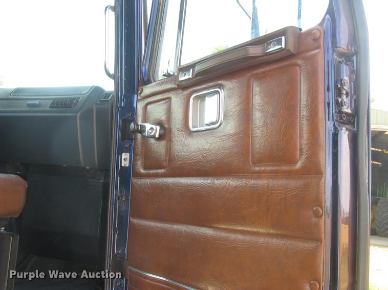 image for item DE2949 1994 White Gmc WG semi truck