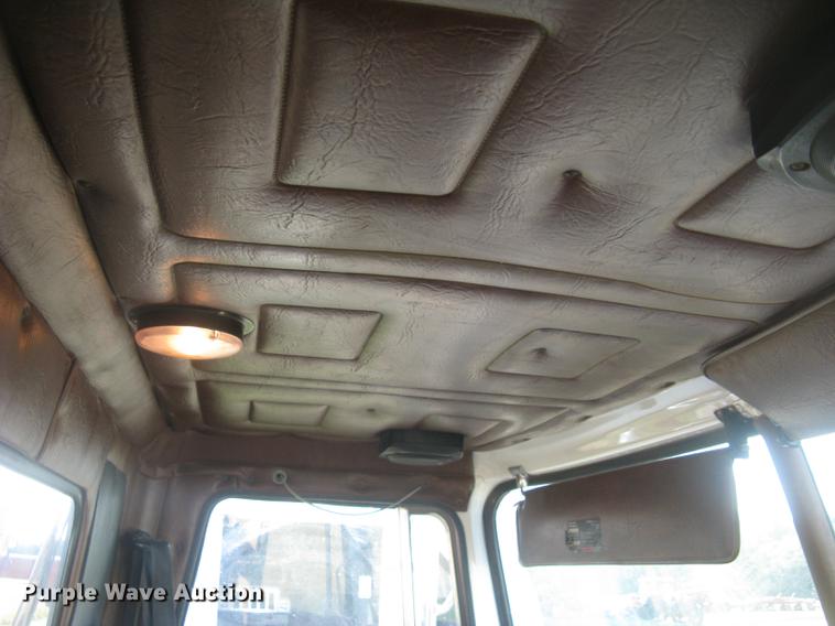 image for item DE2949 1994 White Gmc WG semi truck