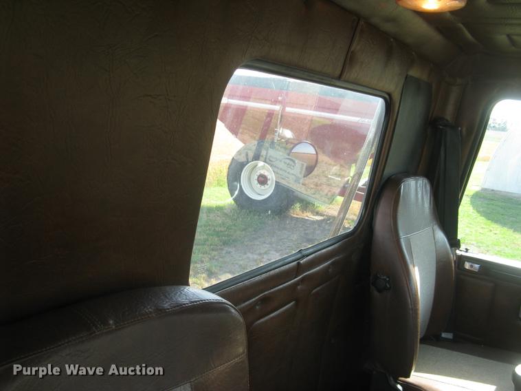 image for item DE2949 1994 White Gmc WG semi truck