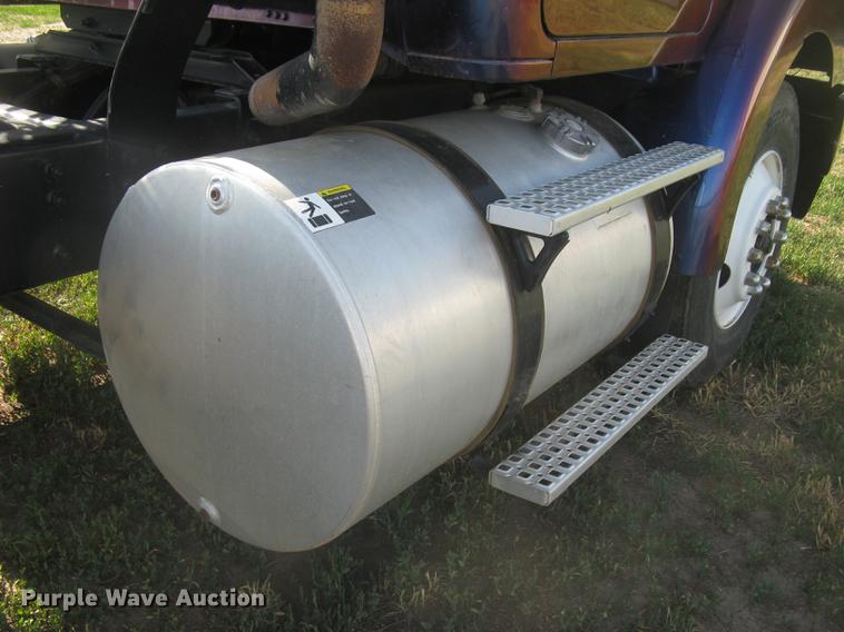 image for item DE2949 1994 White Gmc WG semi truck