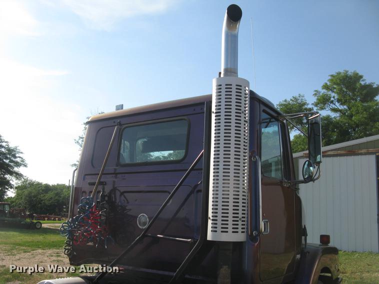 image for item DE2949 1994 White Gmc WG semi truck