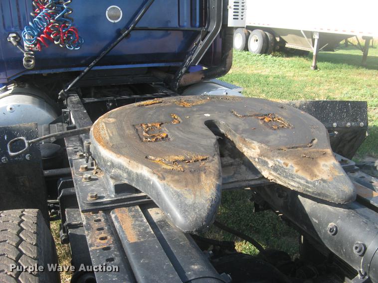 image for item DE2949 1994 White Gmc WG semi truck