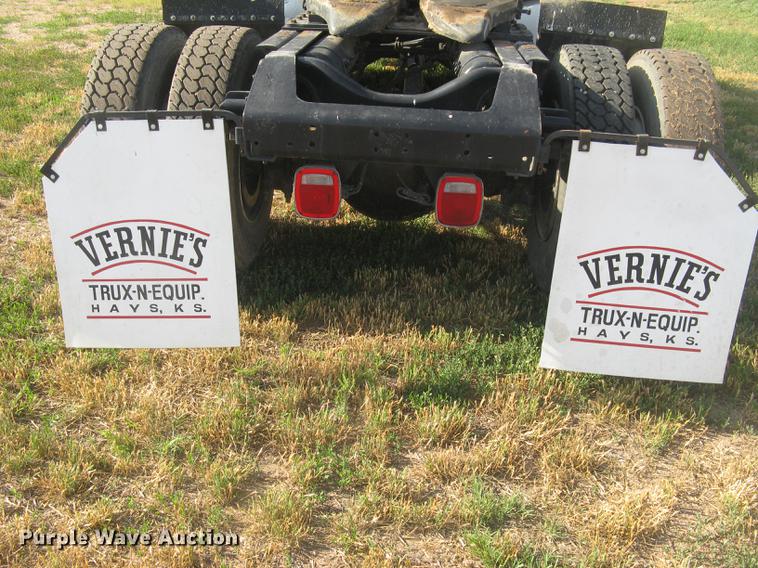 image for item DE2949 1994 White Gmc WG semi truck