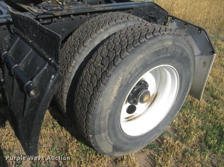 image for item DE2949 1994 White Gmc WG semi truck