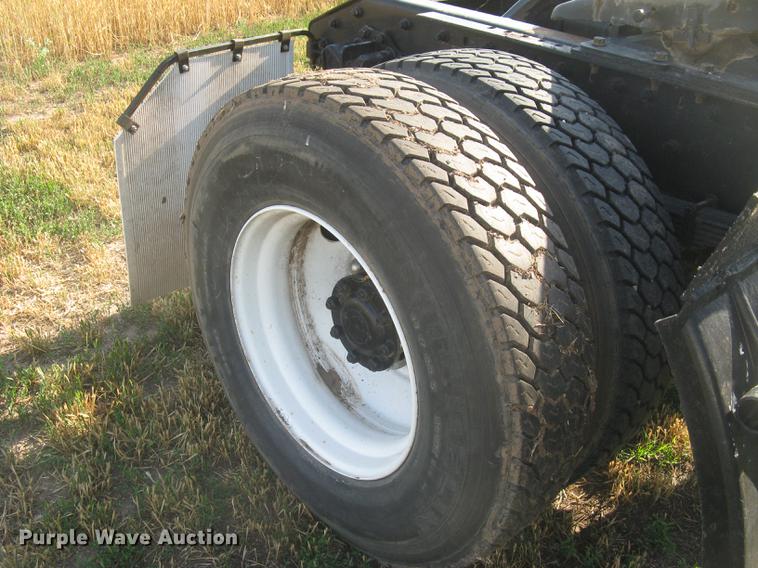 image for item DE2949 1994 White Gmc WG semi truck