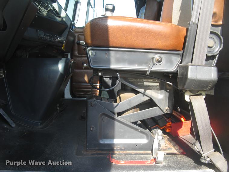 image for item DE2949 1994 White Gmc WG semi truck