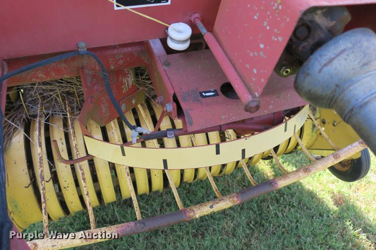 image for item DE3735 New Holland 630 round baler