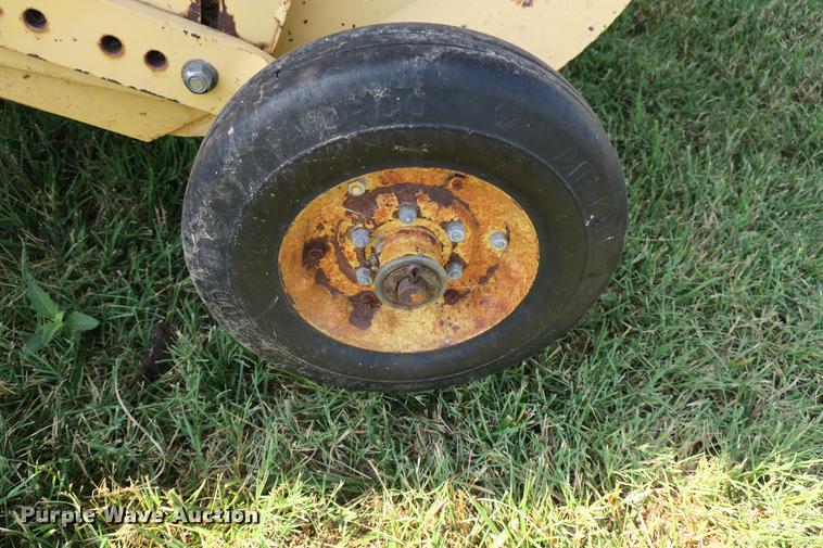 image for item DE3735 New Holland 630 round baler