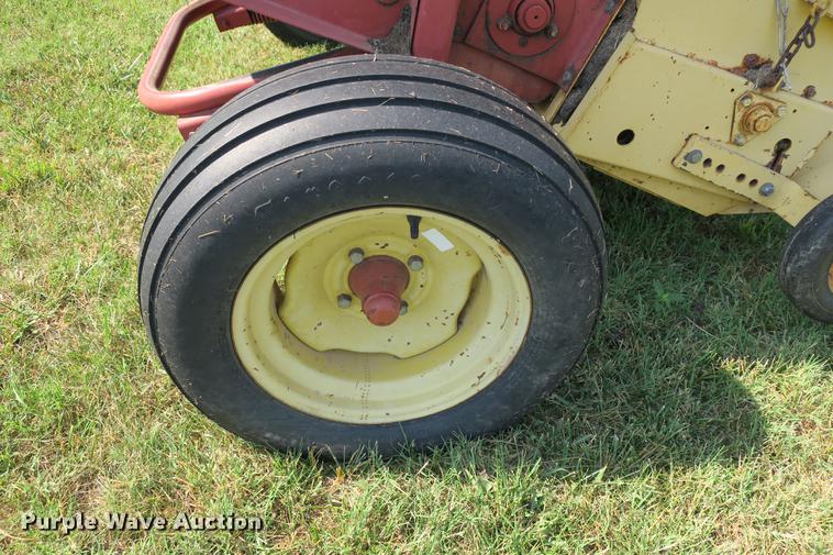 image for item DE3735 New Holland 630 round baler