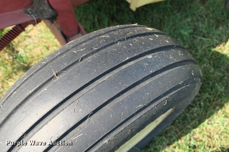 image for item DE3735 New Holland 630 round baler