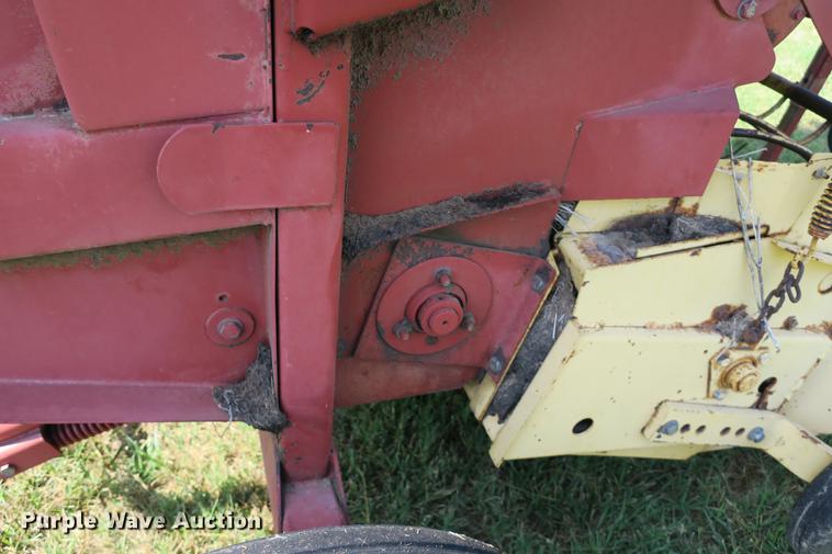 image for item DE3735 New Holland 630 round baler