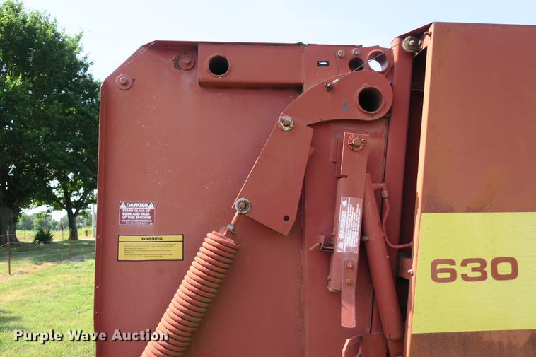 image for item DE3735 New Holland 630 round baler
