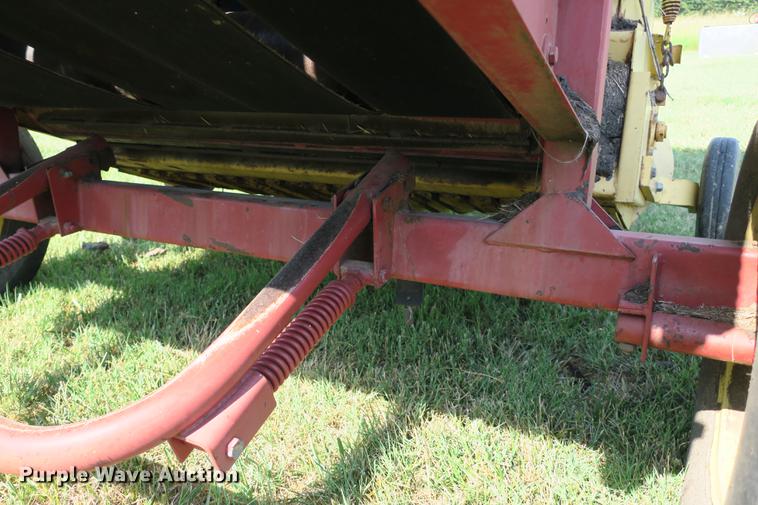 image for item DE3735 New Holland 630 round baler