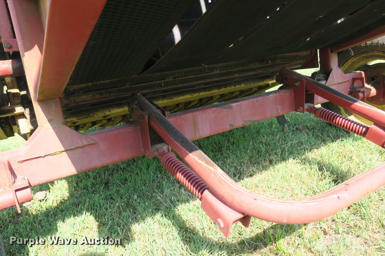 image for item DE3735 New Holland 630 round baler