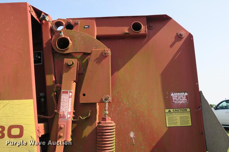 image for item DE3735 New Holland 630 round baler