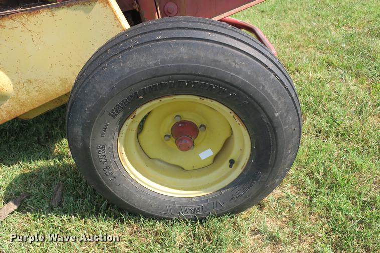 image for item DE3735 New Holland 630 round baler