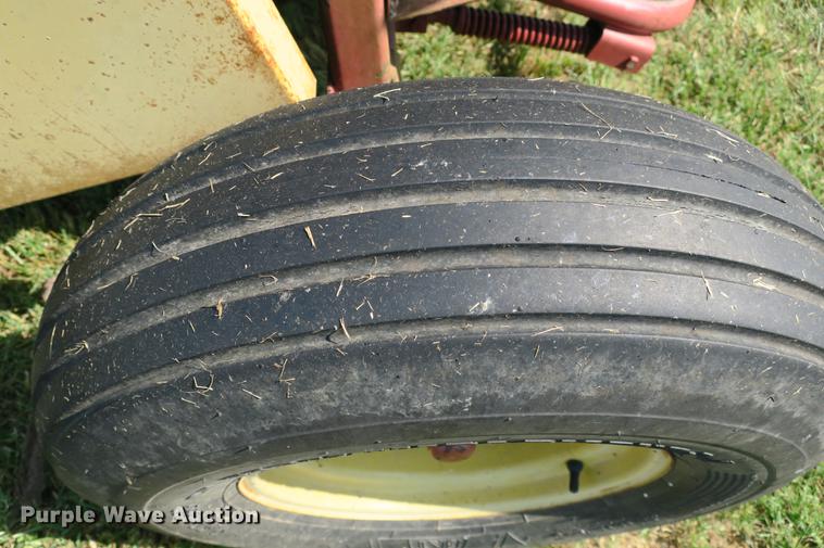 image for item DE3735 New Holland 630 round baler