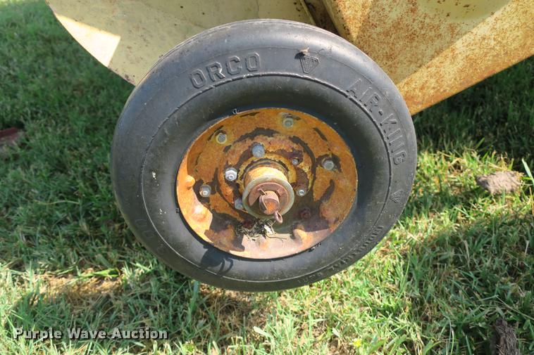 image for item DE3735 New Holland 630 round baler