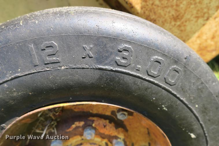 image for item DE3735 New Holland 630 round baler