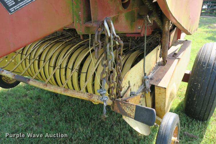 image for item DE3735 New Holland 630 round baler