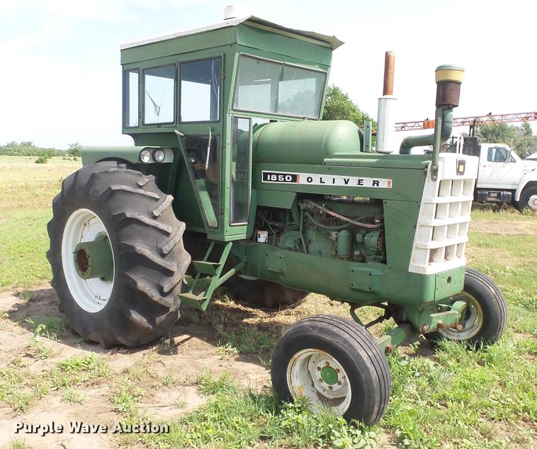 image for item DE7122 Oliver 1850 tractor