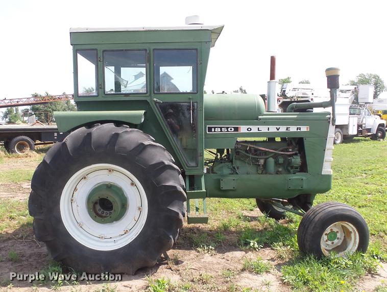 image for item DE7122 Oliver 1850 tractor