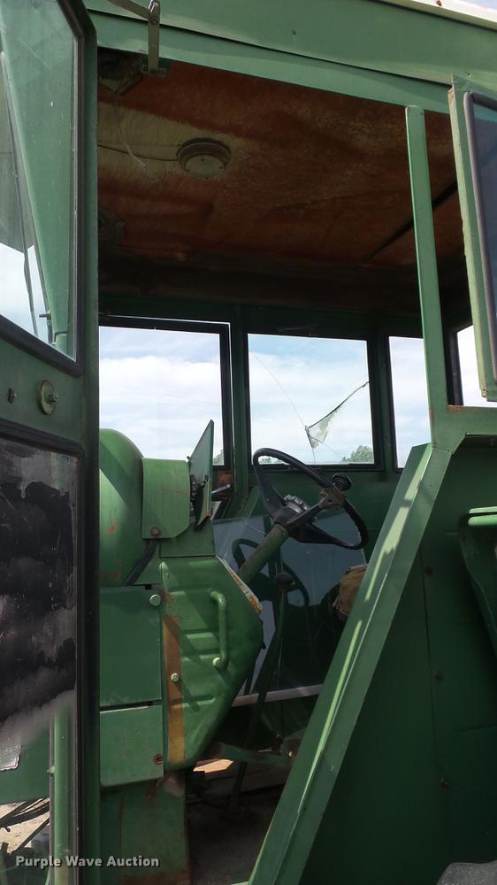 image for item DE7122 Oliver 1850 tractor