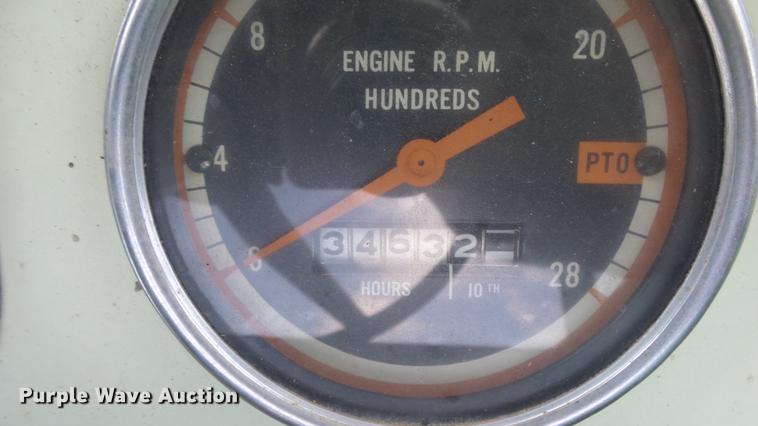 image for item DE7122 Oliver 1850 tractor