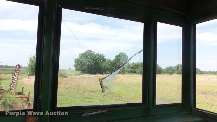 image for item DE7122 Oliver 1850 tractor