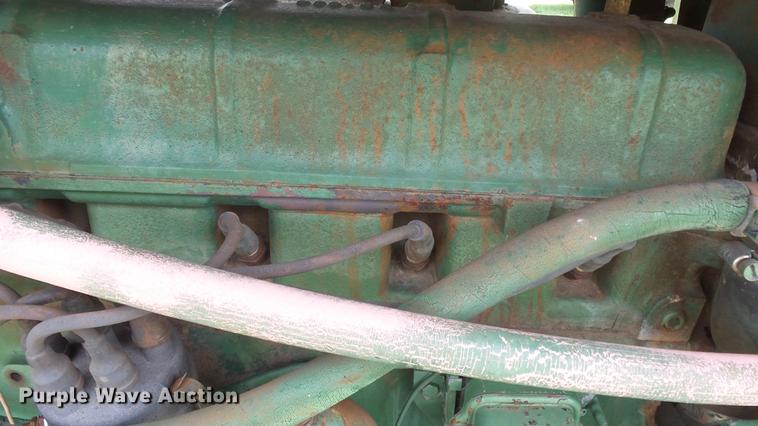 image for item DE7122 Oliver 1850 tractor