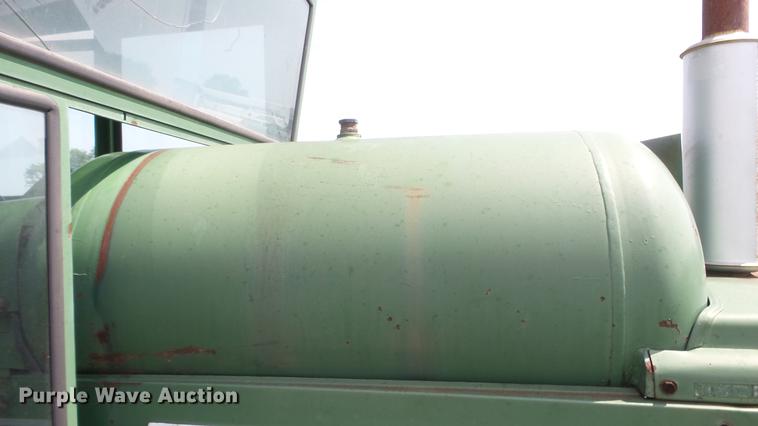 image for item DE7122 Oliver 1850 tractor