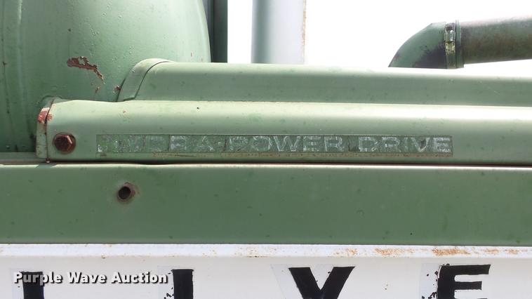 image for item DE7122 Oliver 1850 tractor