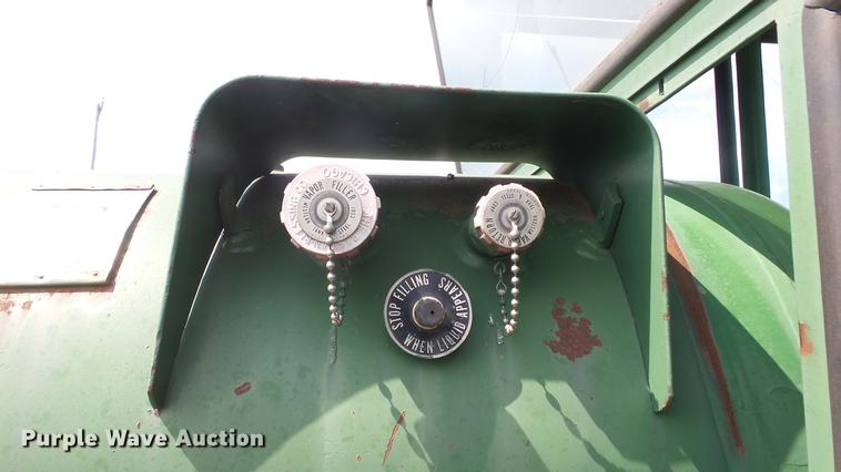 image for item DE7122 Oliver 1850 tractor