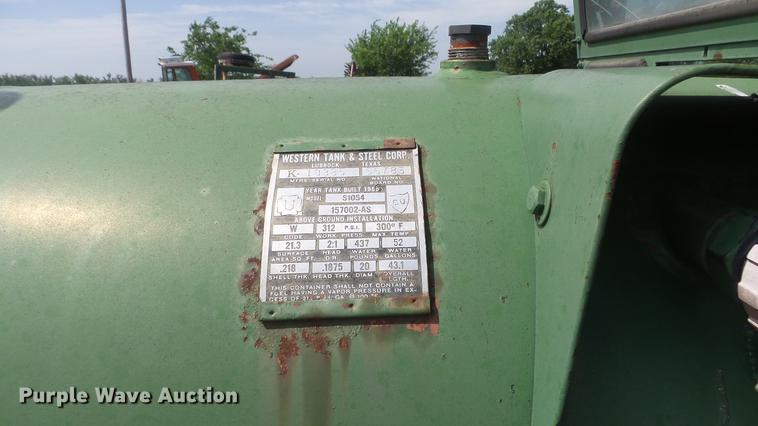 image for item DE7122 Oliver 1850 tractor