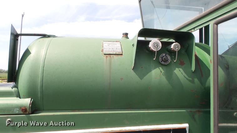 image for item DE7122 Oliver 1850 tractor