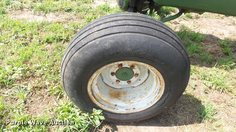 image for item DE7122 Oliver 1850 tractor