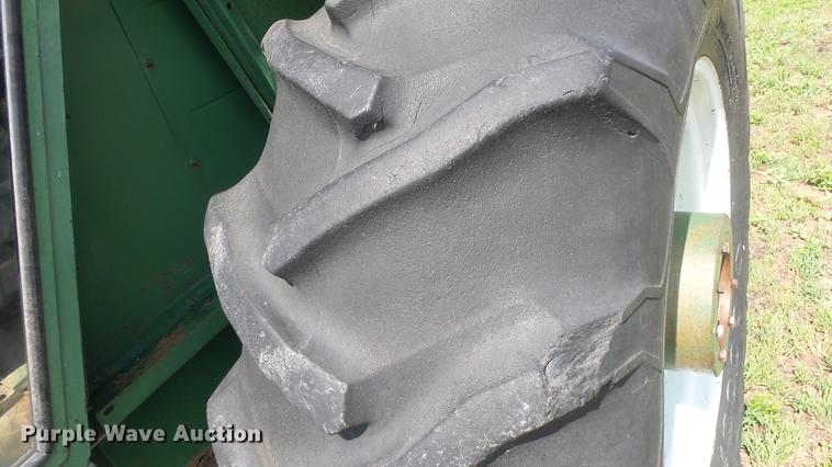 image for item DE7122 Oliver 1850 tractor