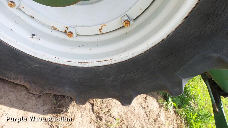 image for item DE7122 Oliver 1850 tractor