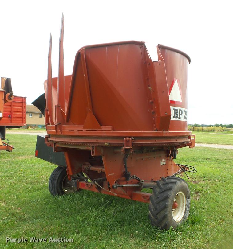 image for item EI9838 Hesston BP25 bale processor