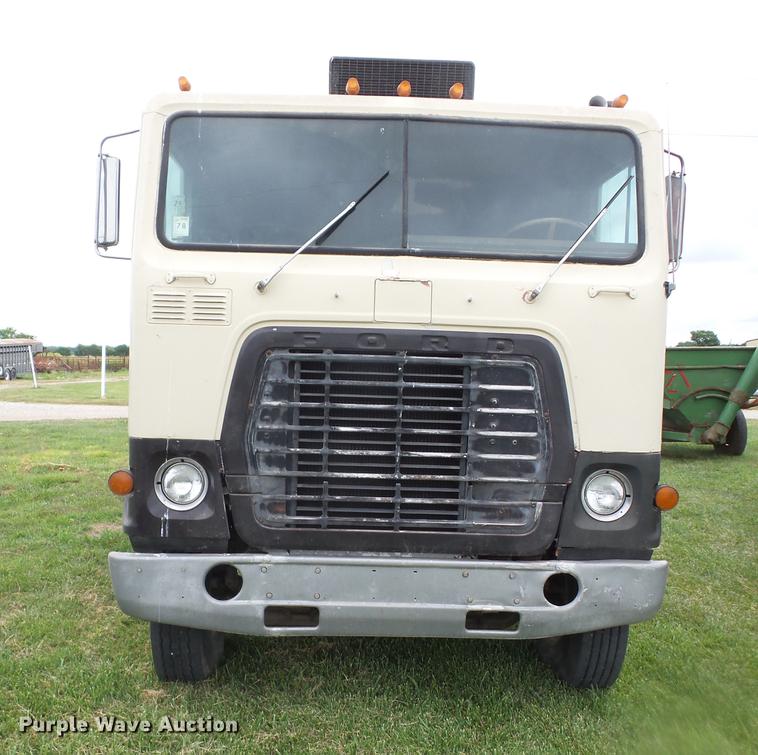 image for item EI9839 1974 Ford 9000 grain truck