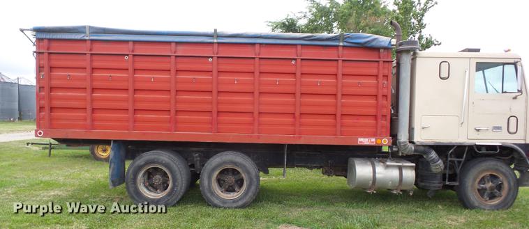image for item EI9839 1974 Ford 9000 grain truck