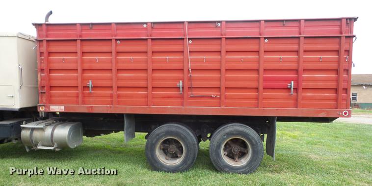 image for item EI9839 1974 Ford 9000 grain truck