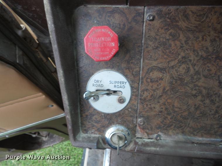 image for item EI9839 1974 Ford 9000 grain truck