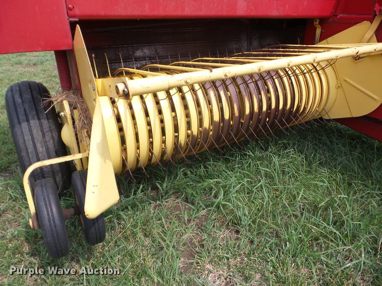 image for item K6274 Sperry New Holland Hayliner 425 small square baler
