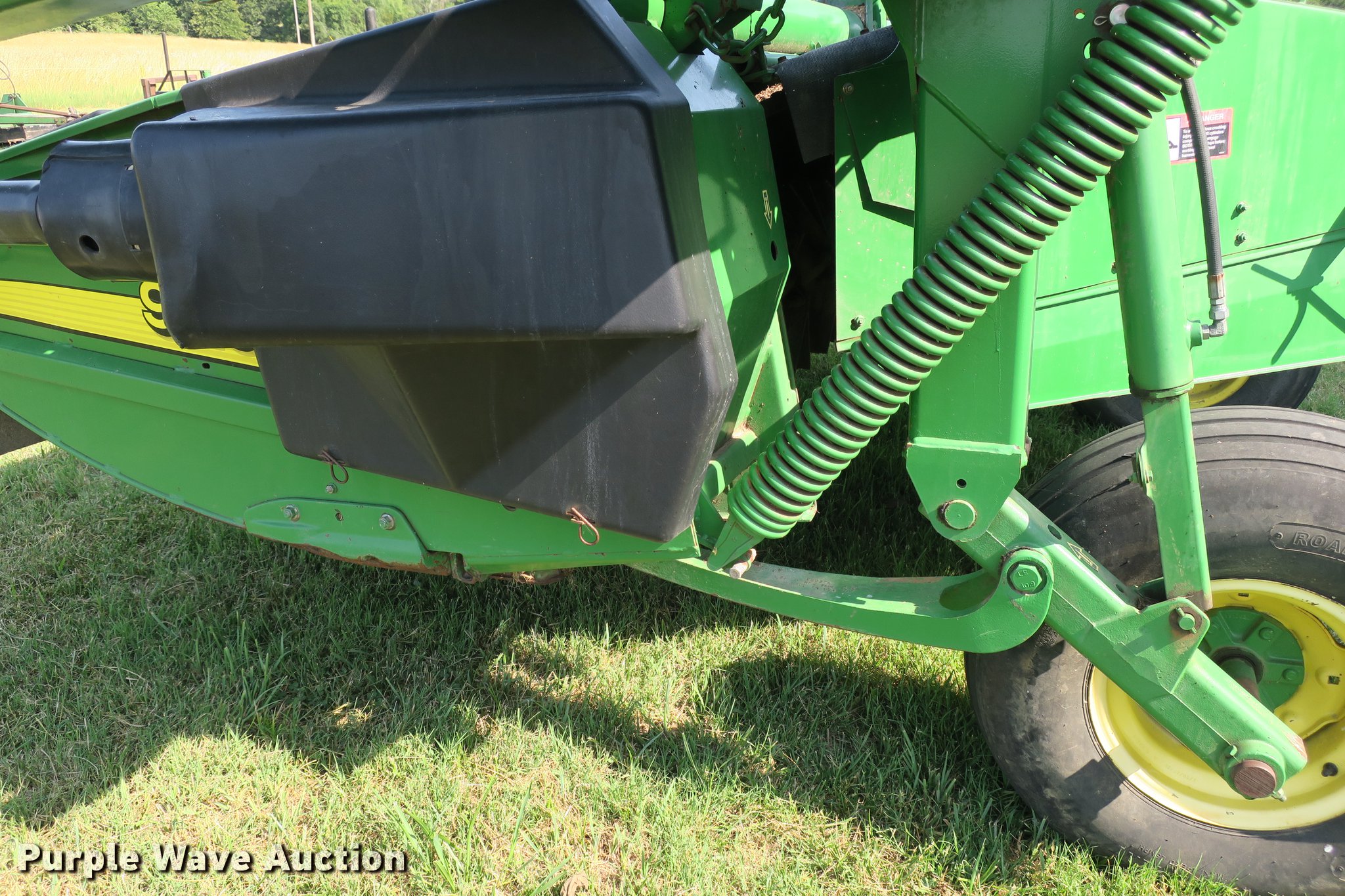 2004 John Deere 926 Hydraswing discbine mower conditioner in Berryville