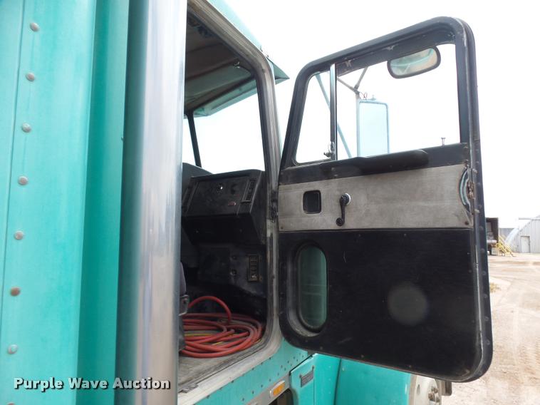 image for item DB6248 1993 Peterbilt 379 semi truck