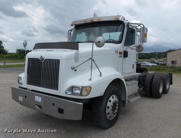 image for item DB7113 2003 International 9400i semi truck